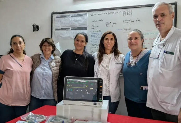 Personal médico y representantes de la ONG Capullos junto al nuevo monitor multiparamétrico en el Hospital Centenario de Gualeguaychú.