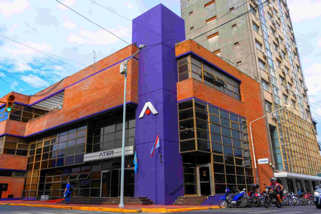 Persona utilizando un celular para gestionar el pago del Impuesto Automotor a través de la aplicación Mi Entre Ríos