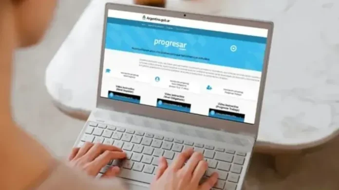 Estudiante entrerriano consultando información sobre las becas Progresar en una computadora