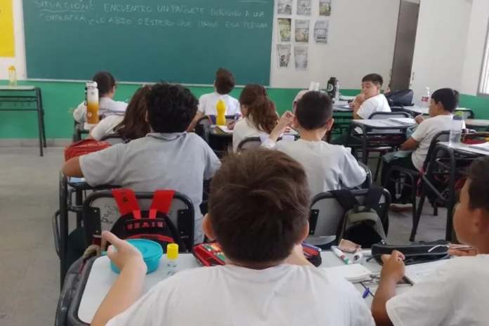 Docentes frente a una computadora con la plataforma Atamá abierta