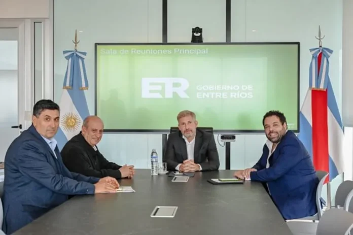Reunión de intendentes y funcionarios provinciales para tratar la distribución de recursos