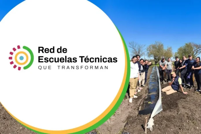 Equipo de trabajo participando en la presentación de la Red de Escuelas Técnicas que Transforman en Entre Ríos