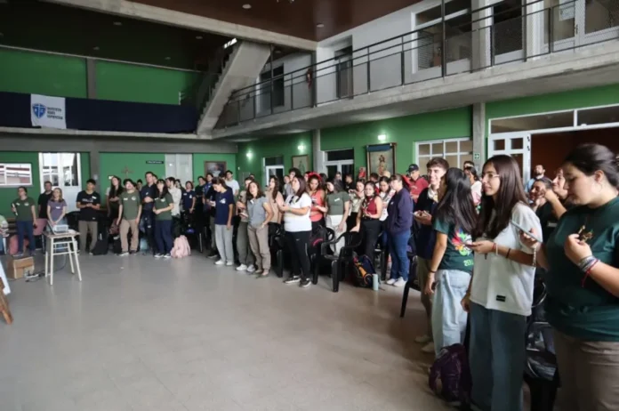 Jóvenes reunidos en el Santuario de Nuestra Señora de Lourdes durante el encuentro diocesano en Gualeguaychú