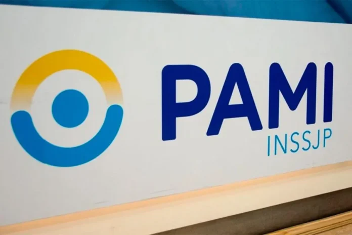 Médico en consultorio analizando documentos, representando la situación de los profesionales de PAMI en Concordia.