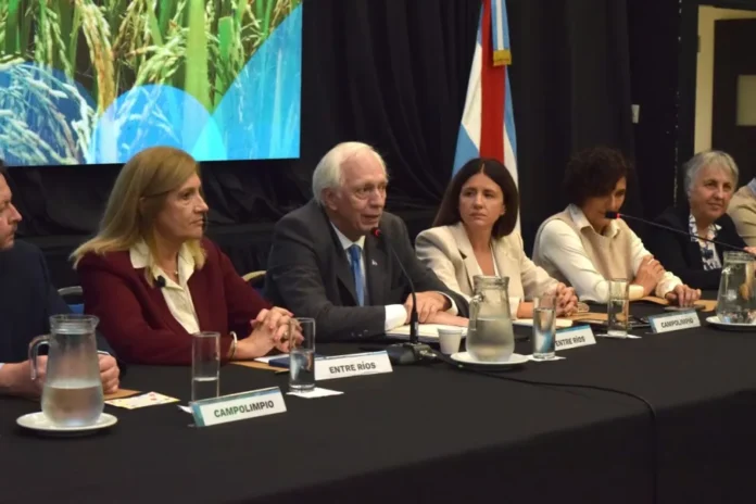 modelo-entrerriano-reciclado-envas-fitosanitarios-destaca-nacional Autoridades en un foro sobre reciclado de envases fitosanitarios en el Centro Provincial de Convenciones de Paraná.