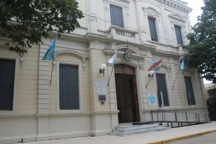 Estudiantes de Gualeguaychú participando en una actividad solidaria comunitaria