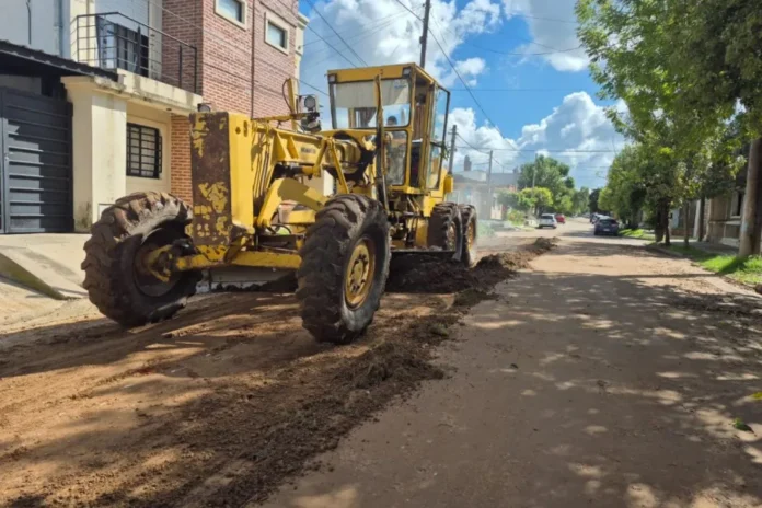 Trabajos de enripiado y mantenimiento vial en una calle del barrio La Milagrosa, Gualeguaychú