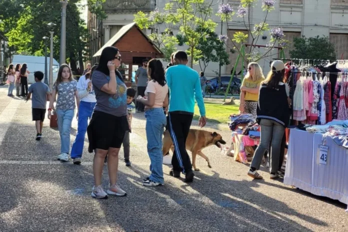 Feria Comunitaria en Plaza San Martín con stands de emprendedores y vecinos recorriendo el lugar