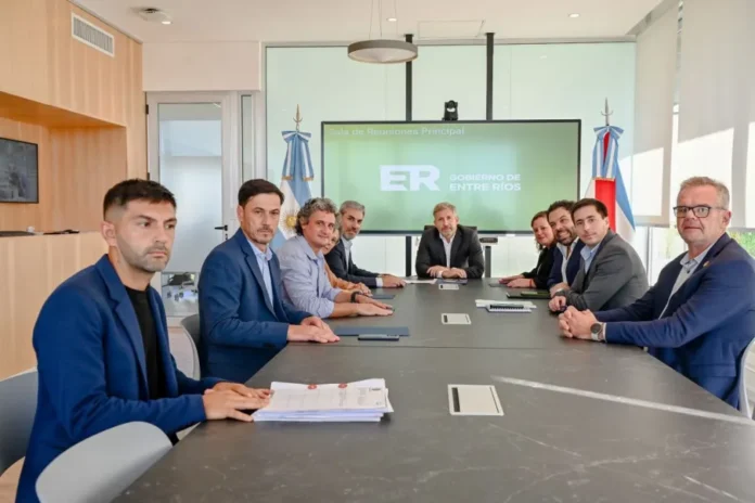 Acto de presentación de obras de infraestructura con autoridades provinciales y municipales.