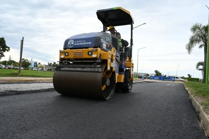 Maquinaria vial realizando trabajos de asfaltado en el Boulevard Pedro Jurado de Gualeguaychú