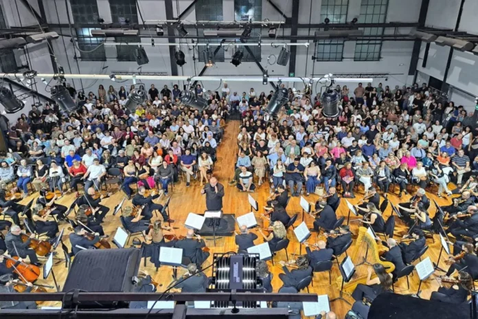 Orquesta Sinfónica de Entre Ríos en concierto en el escenario de La Vieja Usina, Paraná
