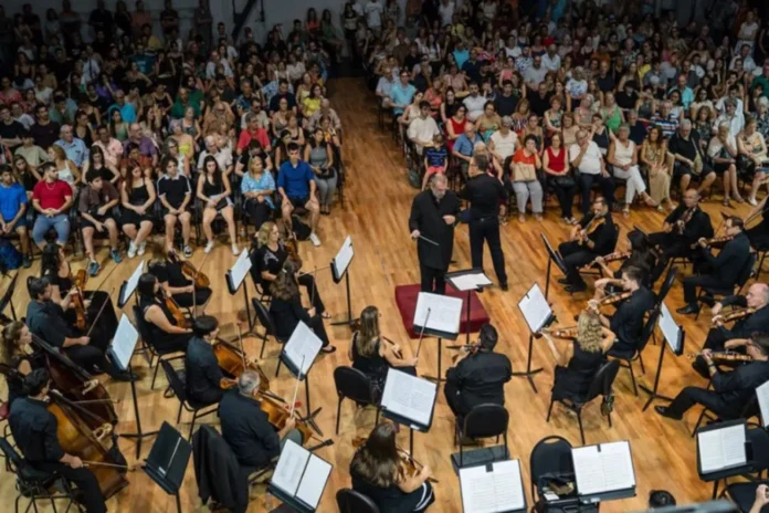 Orquesta Sinfónica de Entre Ríos en concierto bajo la dirección de Luis Gorelik.