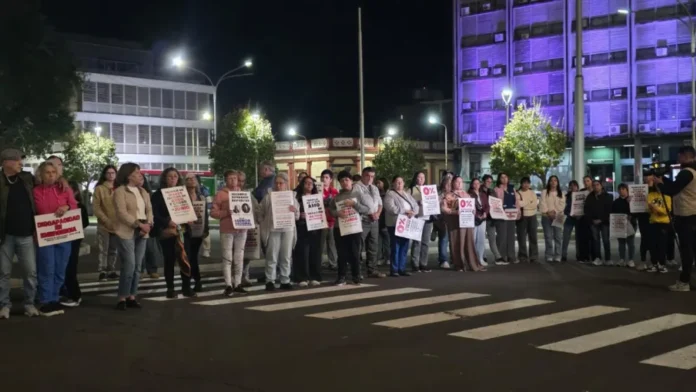 Concentración en puerta de Casa de Gobierno de Paraná contra proyecto de ley de Discapacidad