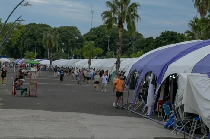 Feria de emprendedores en la ciudad de Paraná, con stands y visitantes.