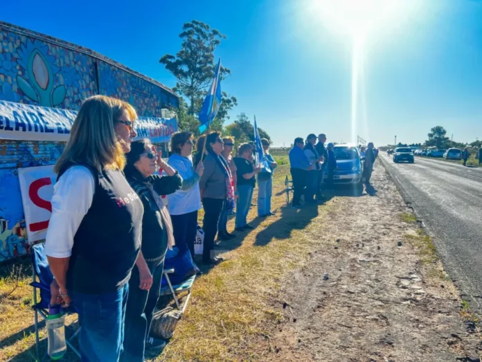 protestas-ambientales-puentes-internacionales-entre-rios Personas manifestándose en un puente internacional con carteles que dicen 'Sin agua no hay vida'.