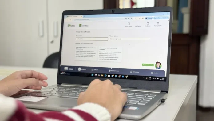 provincia-habilita-tramites-digitales-asociaciones-civiles-fundaciones Persona utilizando una computadora para realizar un trámite digital en el portal Mi Entre Ríos.