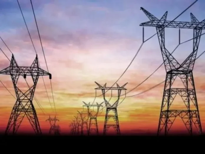 Ilustración de una fábrica o comercio pequeño con el símbolo de un enchufe y un documento de alta laboral, representando la bonificación eléctrica para pymes con empleo formal.