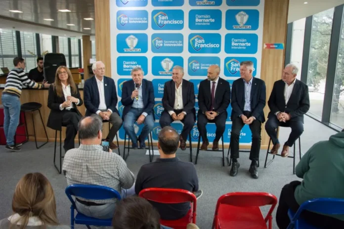 region-centro-avanza-politicas-conjuntas-desarrollo-productivo-logistico Funcionarios de la Región Centro en reunión de trabajo sobre desarrollo productivo.