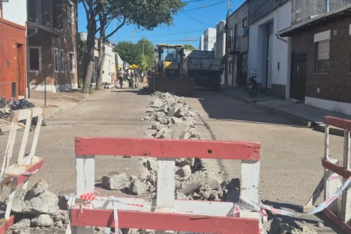 Trabajos de renovación de la red cloacal en calle Ituzaingó, Paraná