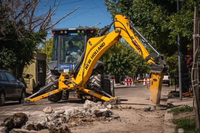 reparacion-baches-marzo-ciudad Trabajadores municipales reparando un bache en una calle de la ciudad