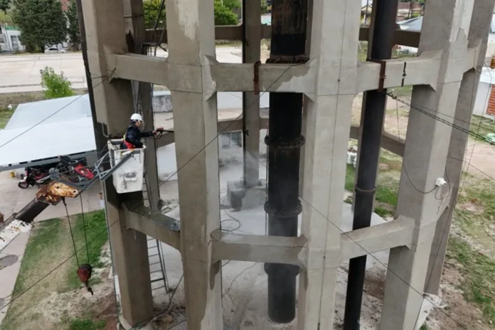 Trabajos de restauración en el tanque elevado de hormigón de Obras Sanitarias en Gualeguaychú