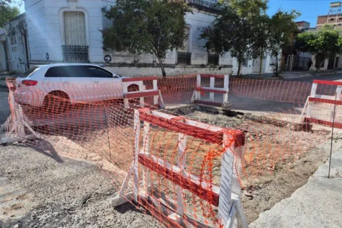 Obras de bacheo y mantenimiento en calle de Gualeguaychú, Entre Ríos