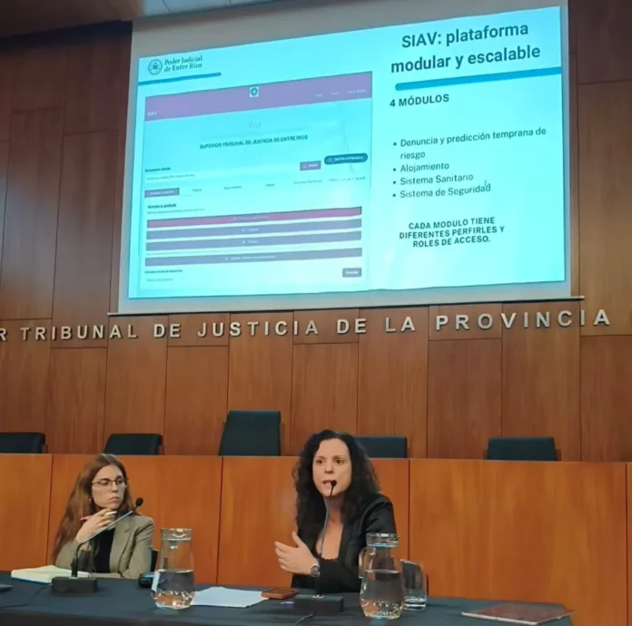 Autoridades del Superior Tribunal de Justicia de Entre Ríos durante la presentación del sistema SIAV.
