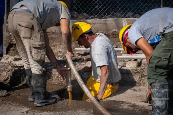 Trabajos de destape y limpieza de un desagüe pluvial en calle Buenos Aires, Entre Ríos.