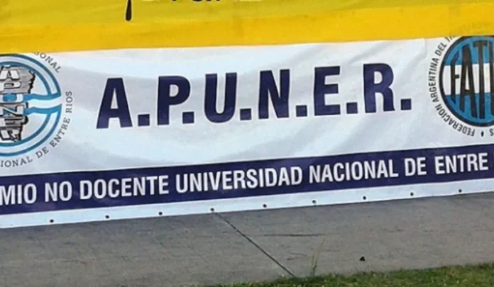 Trabajadores no docentes de la UNER en una asamblea o manifestación previa.