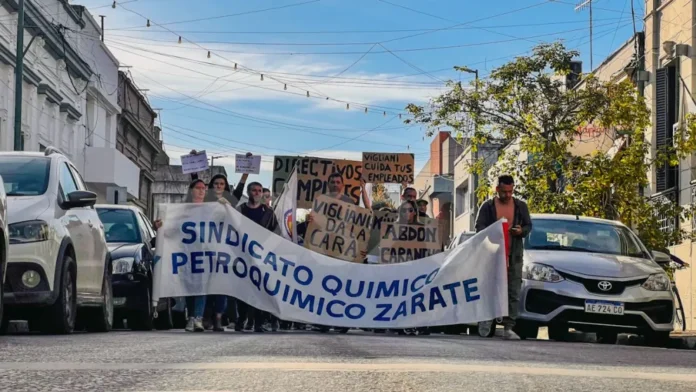 trabajadores-pyam-manifestacion-conflicto-abierto Trabajadores de Pyam durante la manifestación pacífica en las calles de Gualeguaychú.