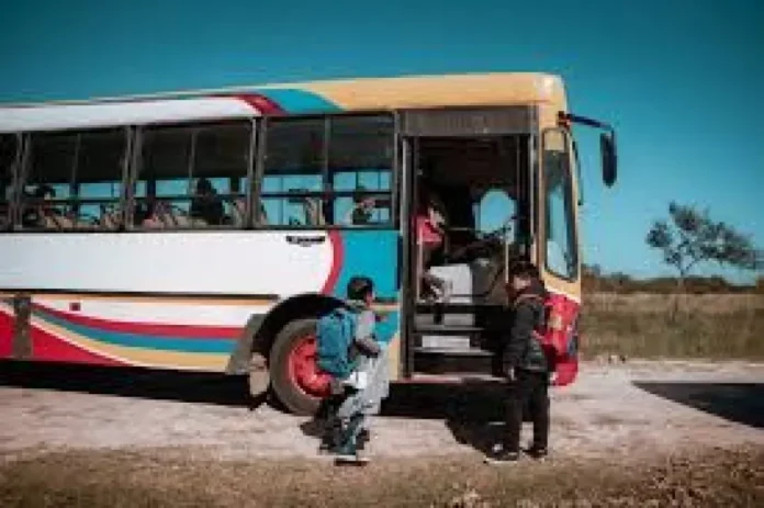 transporte-escolar-rural-entre-rios-alerta-financiamiento-1 Camioneta escolar rural circulando por camino de tierra en Entre Ríos