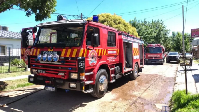 Bomberos trabajando en un incendio de vivienda en la ciudad