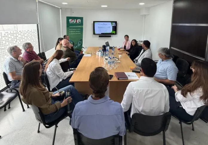 Reunión de trabajo entre representantes de la Unión Industrial de Entre Ríos y funcionarios de la Secretaría de Ambiente provincial.