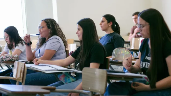 uner-aumento-becas-estudiantiles-56-porciento-presupuesto-2026 Consejo Superior de la UNER en sesión para aprobar el presupuesto 2026