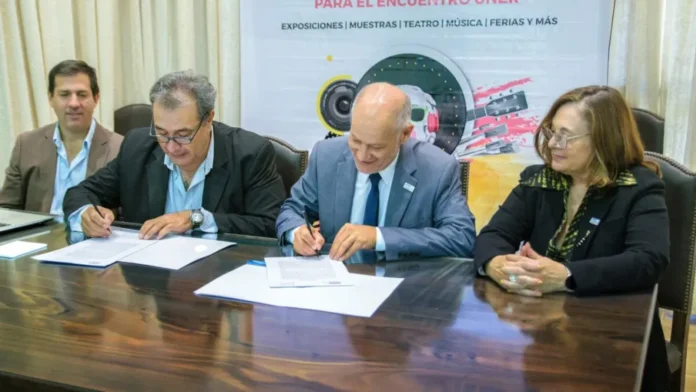Logotipos de la Universidad Nacional de Entre Ríos y el Centro Cultural Urquiza, representando el convenio para la colección sobre Urquiza.
