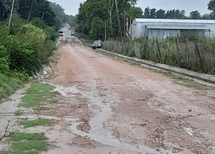 Calle con barro y dificultades de tránsito en barrio de zona norte tras las lluvias