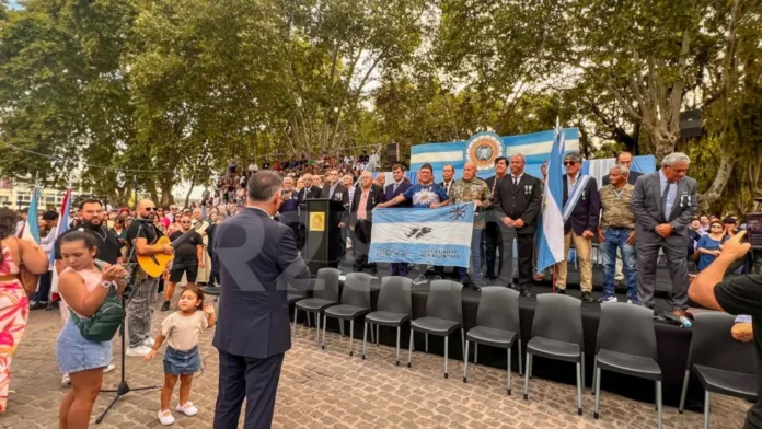 veteranos-malvinas-ciudadanos-ilustres-gualeguaychu Intendente Martín Davico junto a veteranos de Malvinas en el escenario durante el acto de reconocimiento en Gualeguaychú.