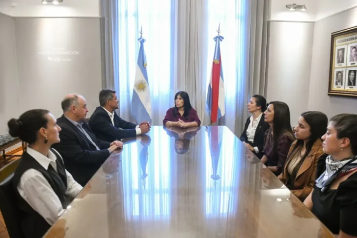 La vicegobernadora Alicia Aluani y el presidente del Iafas, Carlos Moyano, firmando el convenio de capacitación en juego responsable.