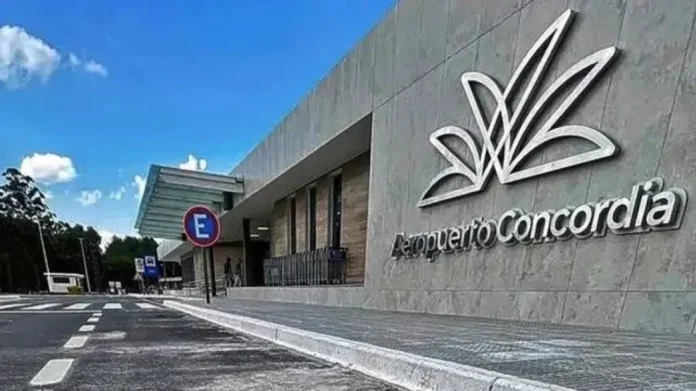 vuelven-los-vuelos-entre-parana-y-concordia Avión Metro 23 de Humming Airways en pista de aterrizaje