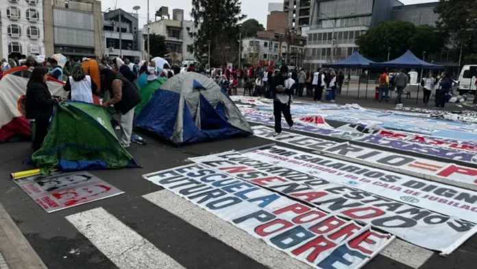 agmer-acampe-legislatura-reforma-previsional Acampe de Agmer frente a la Legislatura de Entre Ríos