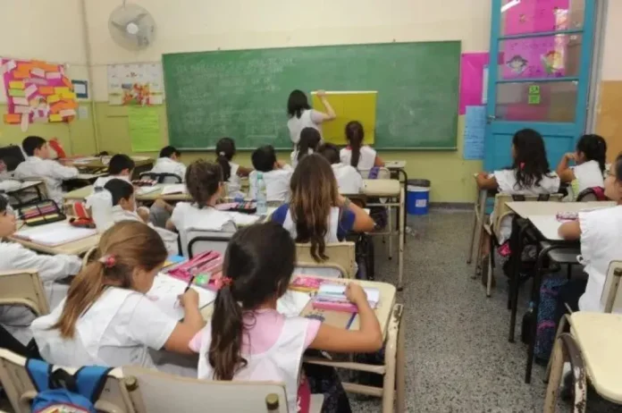 Docentes de Agmer realizan volanteada durante paro en Entre Ríos