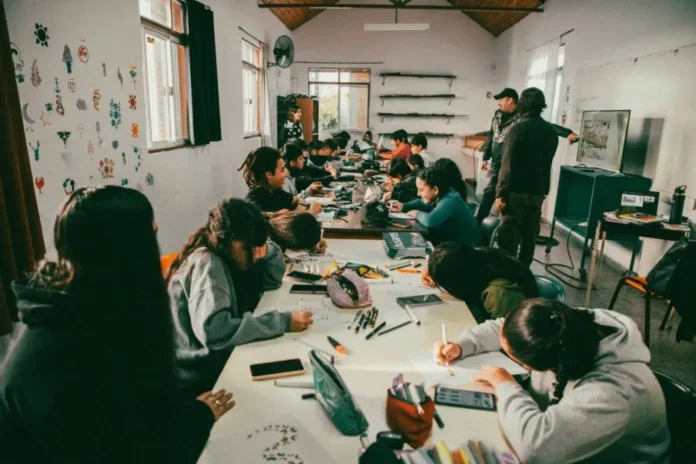 Estudiantes de la Escuela Secundaria N°35 trabajando en un taller de observación de fauna para el Ficer 2026