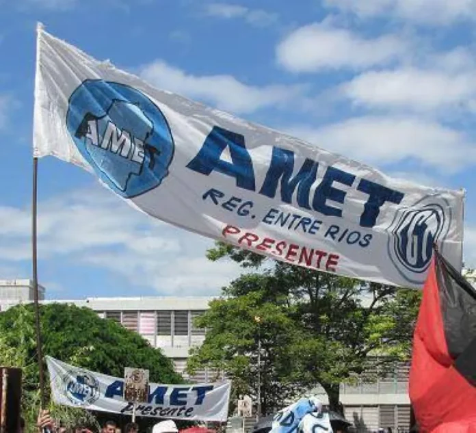 amet-elige-conduccion-nacional-2-mil-afiliados-votan-este-martes-en-entre-rios Afiliados de AMET votando en una mesa electoral en Entre Ríos