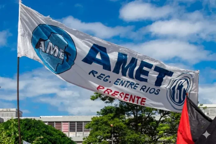 amet-se-suma-al-paro-docente-de-24-horas-en-entre-rios Docentes de AMET en una asamblea o movilización en Entre Ríos