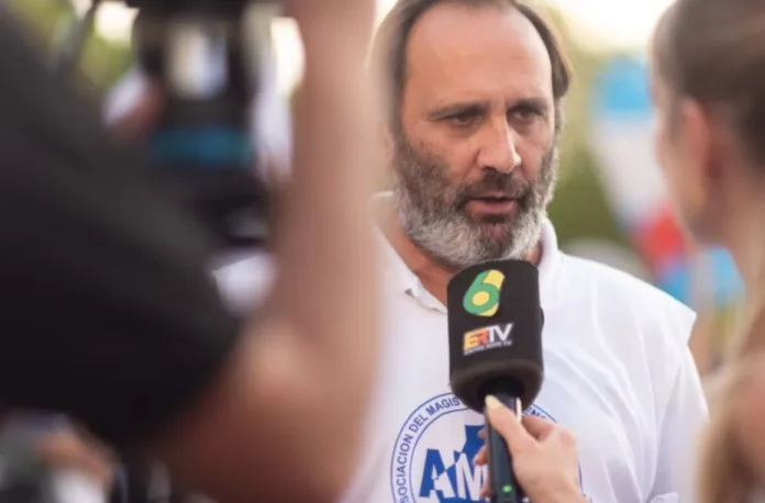 Andrés Besel, dirigente de AMET Entre Ríos, en una asamblea sindical