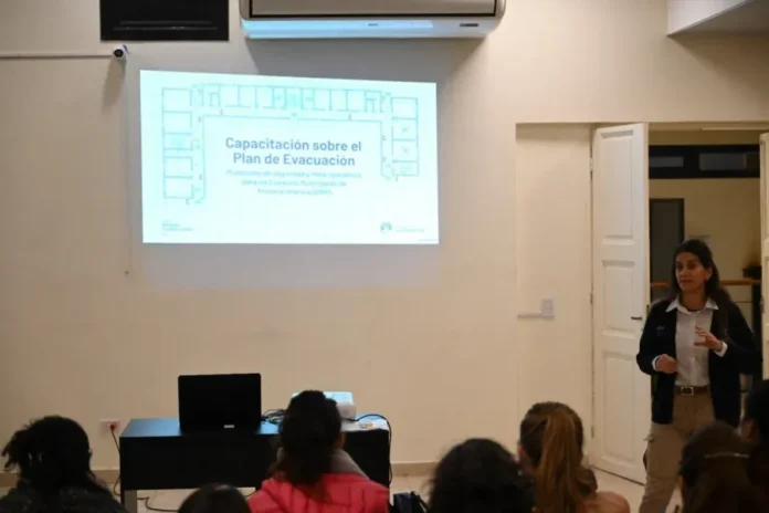 Personal de jardines municipales durante capacitación sobre simulacros de emergencia en Entre Ríos