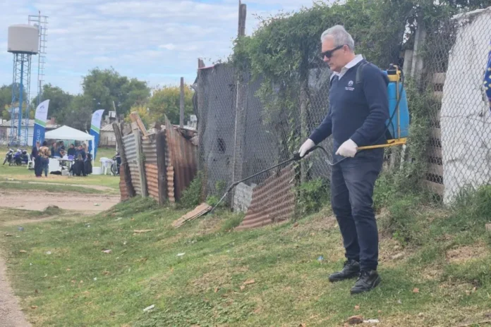 cerca-de-60-domicilios-fueron-alcanzados-por-el-abordaje-sanitario-en-el-barrio-zabalet Equipo municipal realizando descacharrización y control sanitario en el barrio Zabalet de Villa María