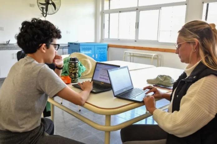 Docentes participando en programa de formación virtual sobre orientación vocacional en Entre Ríos