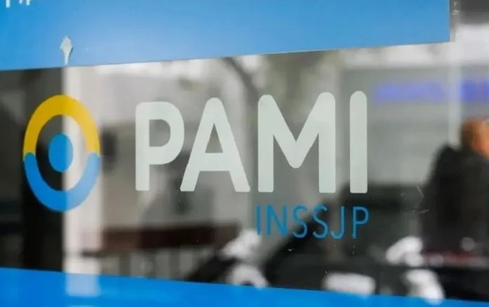 clinicas-entrerrianas-en-alerta-por-restricciones-de-pami Fachada de una clínica en Entre Ríos con cartel de PAMI