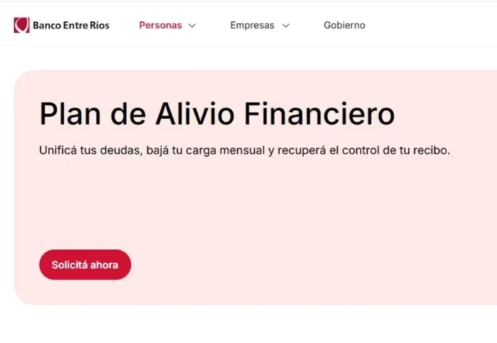 Personas realizando trámites en una sucursal bancaria